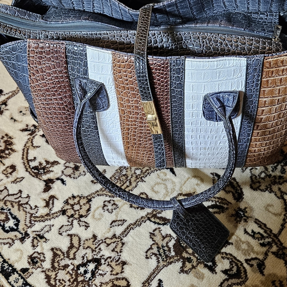Vguc. Rolling briefcase/purse/day bag.